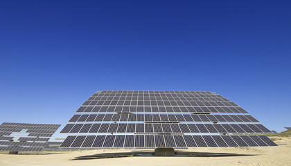 光伏玻璃價(jià)格驟降，是短期波動(dòng)還是長(zhǎng)期趨勢(shì)？未來(lái)走勢(shì)深度解析